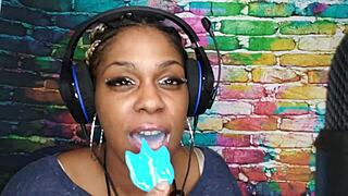 horny ebony chick sucking that big black dick 😈