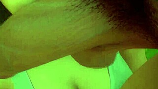 Asiática tetona explora una polla trans junto a su hermanastra lesbiana.