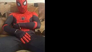 Homoseksuaalinen Spiderman soolo spandex-haalissa monsterin näköisenä 😎