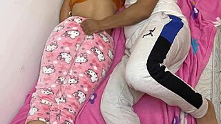 mi hermanastro celoso entra a mi cuarto de noche y me toca... ayuda! 😱