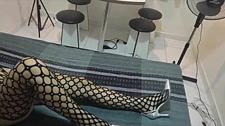 i'm massagin' vivi capetinha's skinny waist, n' she ends up cummin'