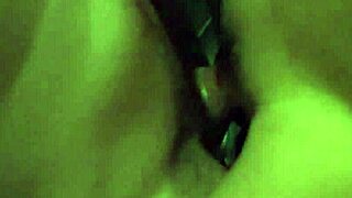 Rozkošná piercingovaná holka dostane kouření na záchodě.