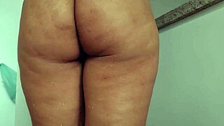 अपार्टमेंट साफ करने आई हॉट मेड