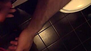 Rozkošná piercingovaná holka dostane kouření na záchodě.