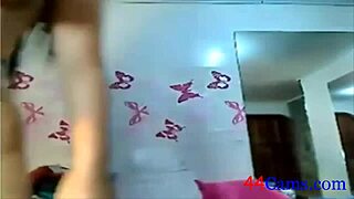 amateur milf masturbates on webcam