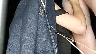 Jolie jeune rousse suce une queue en ext�rieur