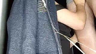 Jolie jeune rousse suce une queue en ext�rieur