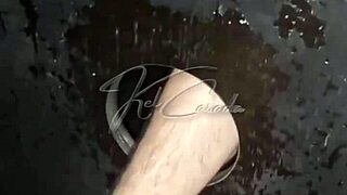 Kel Malu Paz'ı yabancılarla gloryhole zevkine sokuyor