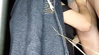 Jolie jeune rousse suce une queue en ext�rieur