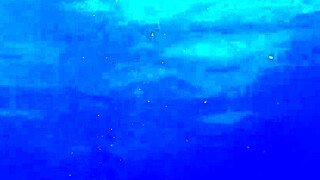 Mexická kráska plave nahá v bazénu, ukazuje velkou prdel a prsa