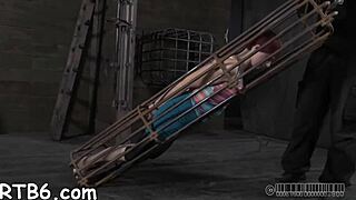 Playgirl tergantung dihukum di garaj oleh pasangan dominan