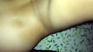 Drobná blondína ohnutá, dostáva tesnú pičku drieť doggy POV