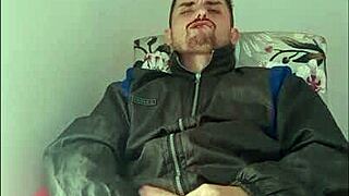 साइमन हॉट ब्रूनेट को स्ट्रिपटीज़ में बांग करता