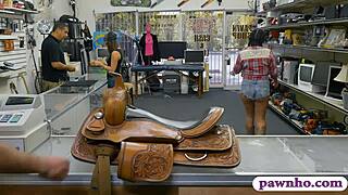 믿을 수 없어, 이 예쁜 아마추어 갈색머리 여자가 그 더러운 전당포 놈에게 비밀리에 항문으로 박혔어