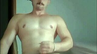 साइमन हॉट ब्रूनेट को स्ट्रिपटीज़ में बांग करता