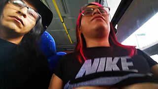 le mame las tetas como becerro en el camión público