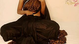 Bhābī chūt mẽ ūṅglī ḍāl rahī hai