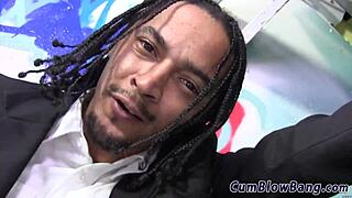 Vau! Teini kastuu kumeen villissä blowbang-ryhmässä!