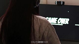 The Argentinian streamer left the stream open not realizing that audiences captured her ogling