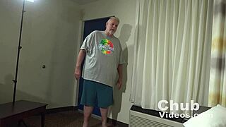 Holden'ın Denemesi Yaşlı Adamla Her Cesur Hamleyi Keşfederek Yoğunlaştı