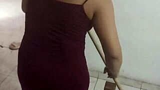 Hablando Con Mi Mujer Mientras Limpia, Le Pido Una Chupada De Polla. La Situación Termina Cómica Con Su Amigo Colombiano Y Un Enorme Miembro.