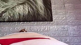 La rubia me encanta cabalgar con su gran trasero en acción