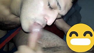 chupando y me hace la cola un morocho con dos amigos hetero y gay