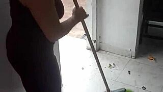 Hablando Con Mi Mujer Mientras Limpia, Le Pido Una Chupada De Polla. La Situación Termina Cómica Con Su Amigo Colombiano Y Un Enorme Miembro.