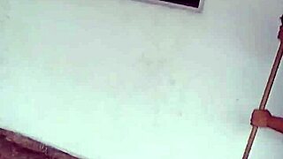 Hablando Con Mi Mujer Mientras Limpia, Le Pido Una Chupada De Polla. La Situación Termina Cómica Con Su Amigo Colombiano Y Un Enorme Miembro.