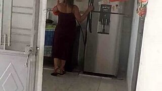 Hablando Con Mi Mujer Mientras Limpia, Le Pido Una Chupada De Polla. La Situación Termina Cómica Con Su Amigo Colombiano Y Un Enorme Miembro.