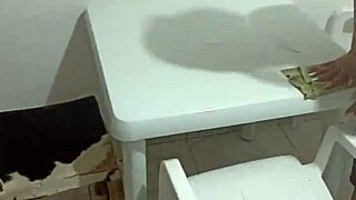 Hablando Con Mi Mujer Mientras Limpia, Le Pido Una Chupada De Polla. La Situación Termina Cómica Con Su Amigo Colombiano Y Un Enorme Miembro.