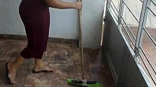 Hablando Con Mi Mujer Mientras Limpia, Le Pido Una Chupada De Polla. La Situación Termina Cómica Con Su Amigo Colombiano Y Un Enorme Miembro.