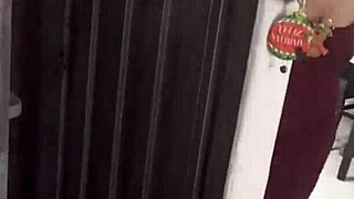 Hablando Con Mi Mujer Mientras Limpia, Le Pido Una Chupada De Polla. La Situación Termina Cómica Con Su Amigo Colombiano Y Un Enorme Miembro.