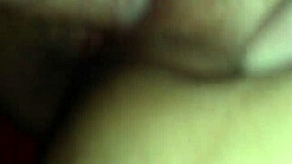 Gledaj kako jebe ženinu tesnu pičku u ovoj vrućoj voajerskoj sceni!