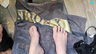 Close-up Sembah Kaki bareng MILF Basah Payudara Alami Panas Banget 😍