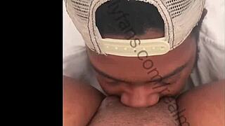 Ližio sam njenu eboni pičku dok nije divlje squirtovala u usta