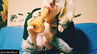 I'm sucking this dildo and getting so horny.
