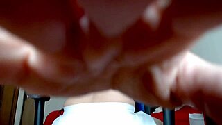 Sentando em uma tora