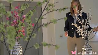 i'm watching molly manson masturbate her pussy at home