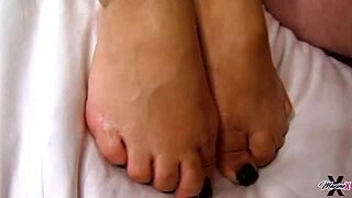 Scott rhodes licks maxine xs curvy feet, what a dirty footjob!