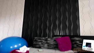 ガールフレンドが金持ち男に騎乗位で特別にモーン