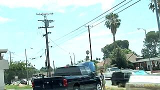 Selepas blowjob dalam kereta, perempuan brunette kena kongkek di rumah dia