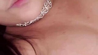 can you believe this pretty novinha getting naked and using her anal toys?