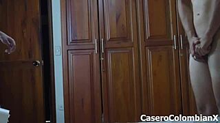 sorprendo a mi compañero masturbándose con tarro le doy mi coño apretadito hasta venirse