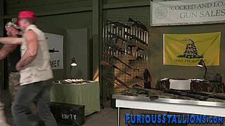 رياضيون عضليون يمتصون زبوبهم الكبيرة من دب جائع في عمل هاردكور