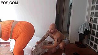 llamo al tecnico de aires y termina revisando mi culo con su gran polla