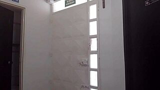 llamo al tecnico de aires y termina revisando mi culo con su gran polla