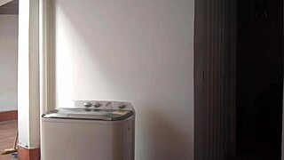 llamo al tecnico de aires y termina revisando mi culo con su gran polla