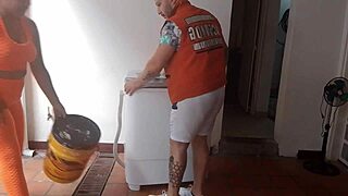 llamo al tecnico de aires y termina revisando mi culo con su gran polla