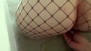 i arrive at the date and the corneador is in the room with jacuzzi for no condom and give me milk to batir